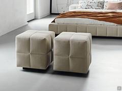 Pouf de chambre matelassé quadrillé